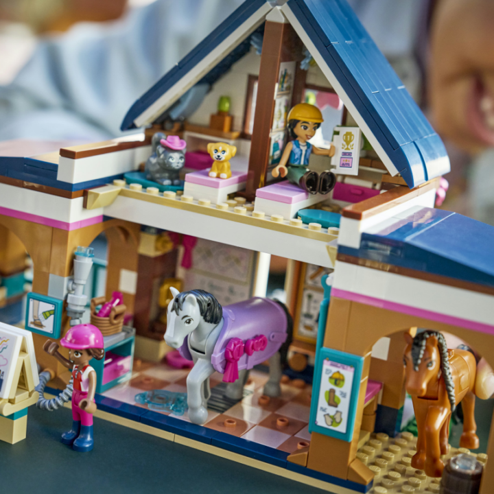 LEGO Friends Pferdestall und Reitschule, Bild 3
